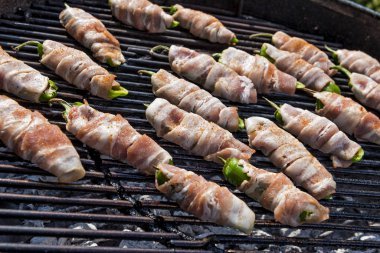 Izgarada peynir ve kıyma ile pastırma kaplı ile biber dolması yemek