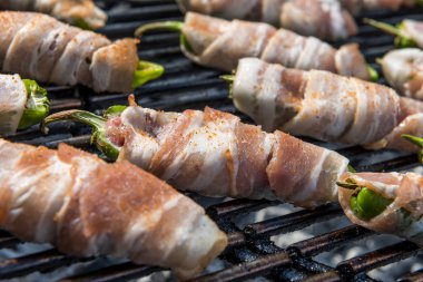 Izgarada peynir ve kıyma ile pastırma kaplı ile biber dolması yemek