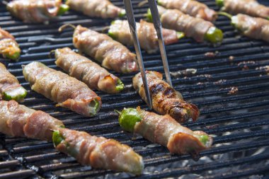 Izgarada peynir ve kıyma ile pastırma kaplı ile biber dolması yemek