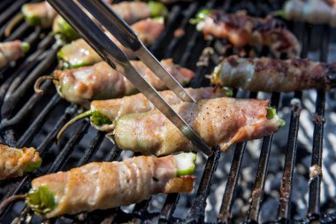 Izgarada peynir ve kıyma ile pastırma kaplı ile biber dolması yemek