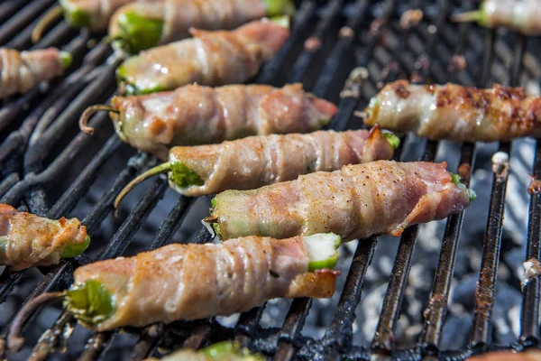 Izgarada peynir ve kıyma ile pastırma kaplı ile biber dolması yemek