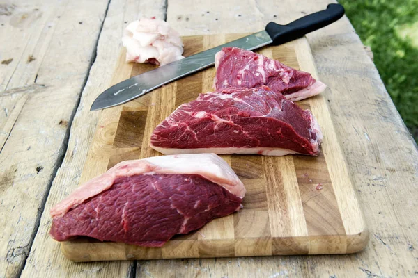 まな板の上の肉 Picanha の準備の肉屋 — ストック写真