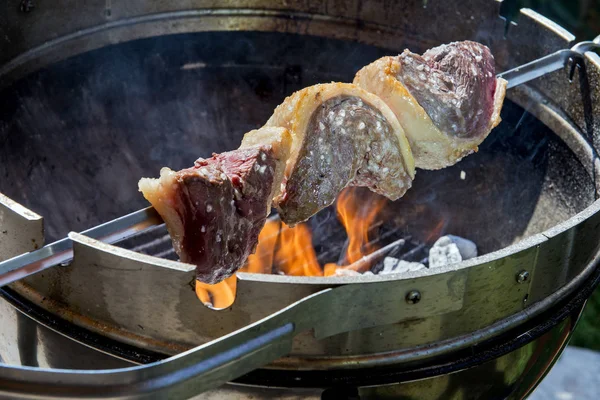 Μαγειρεύει Σουβλάκι Περισσότερη Κρέας Στα Κάρβουνα Και Φλόγες Του Μπάρμπεκιου — Φωτογραφία Αρχείου