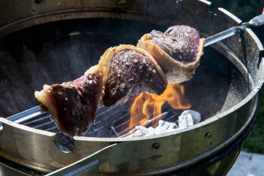 Et Picanha şiş kömürler ve ızgara alevleri aşçılar
