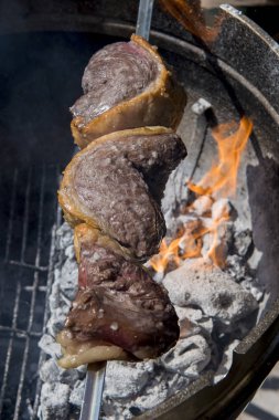 Et Picanha şiş kömürler ve ızgara alevleri aşçılar