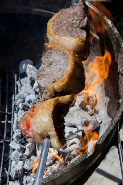 Et Picanha şiş kömürler ve ızgara alevleri aşçılar