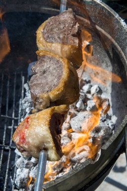 Et Picanha şiş kömürler ve ızgara alevleri aşçılar