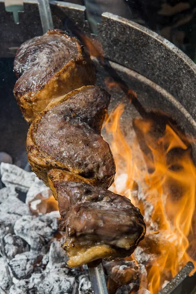 Et Picanha şiş kömürler ve ızgara alevleri aşçılar