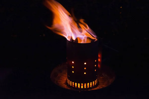 Aktivkohle Mit Flammen Einem Schornstein Zum Grillen Der Dar — Stockfoto