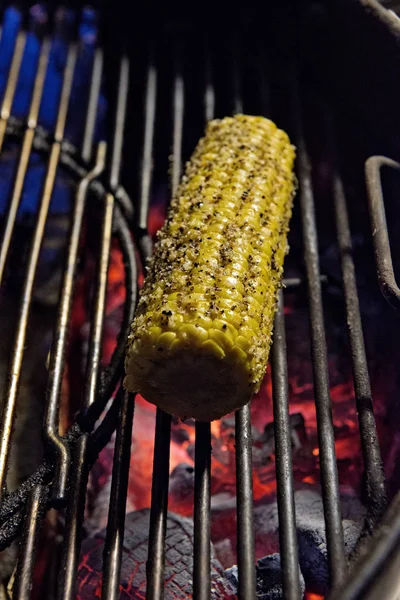 Sola Mazorca Maíz Con Sabor Parrilla Con Brasas Brillantes —  Fotos de Stock