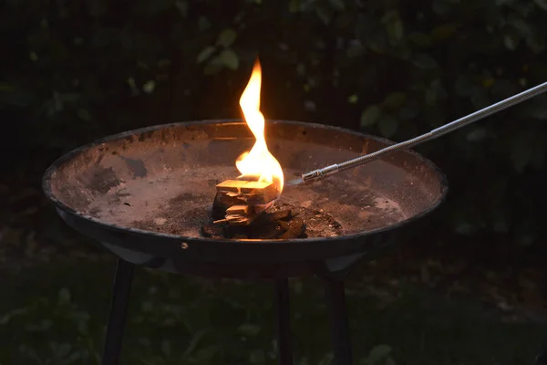 Entzündung Des Feuers Mit Gasfeuerzeug Dunkeln — Stockfoto