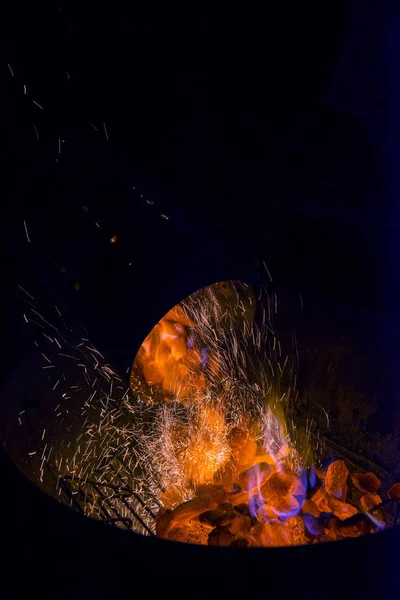 Налейте Зажженный Уголь Барбекю Темноте — стоковое фото
