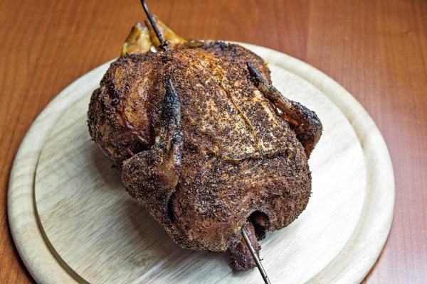 Pollo Entero Horno Ahumador Sobre Tabla Cortar Redonda Madera —  Fotos de Stock