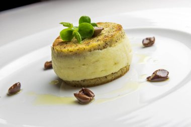 Mısır unu lapa sandviç kremalı morina ve beyaz zemin üzerine zeytin ile