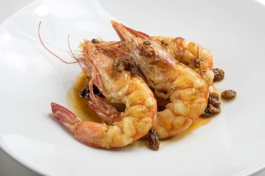 Tabak karides şarap ve beyaz arka plan üzerinde izole kuru üzüm