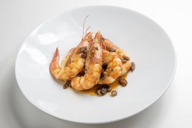 Tabak karides şarap ve beyaz arka plan üzerinde izole kuru üzüm