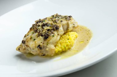 Dilim safran pirinç beyaz arka plan üzerinde izole maymunbalığı ve zeytin limon ile çanak