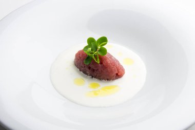 Çiğ kırmızı ton balığı quenelle krem peynir beyaz arka plan üzerinde izole Tarih ile çanak