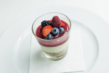 Beyaz arka plan üzerinde izole çilek cheesecake ile cam