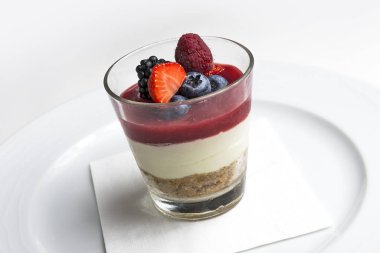 Beyaz arka plan üzerinde izole çilek cheesecake ile cam