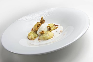 İncir ve beyaz arka plan üzerinde izole karamelize badem süt dondurma