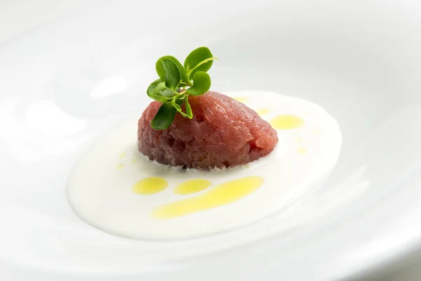 Plat Avec Quenelle Thon Rouge Crue Sur Fromage Crème Isolé — Photo