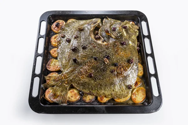 Peixe Inteiro Cozido Pregado Forno Assadeira Com Azeitonas Batata Ervas — Fotografia de Stock
