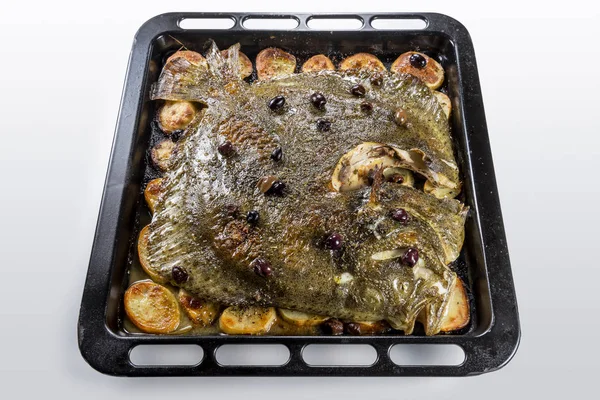 Kokt Hel Piggvar Fisk Bakning Pan Ugn Med Potatis Oliver — Stockfoto