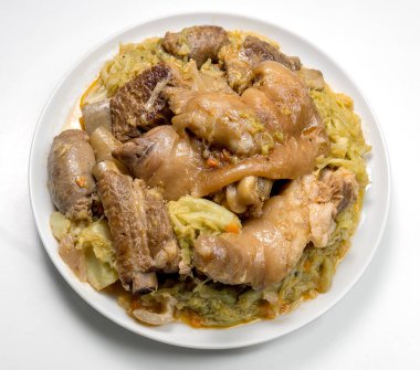 Domuz eti ve savoy lahana ile beyaz tabak