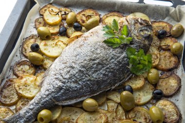 Fırında patates ve zeytin ile çipura