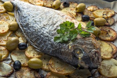 Fırında patates ve zeytin ile çipura