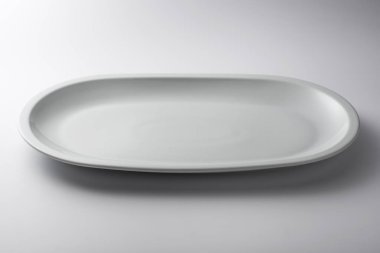 İzole boş beyaz oval plaka