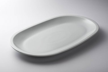 İzole boş beyaz oval plaka
