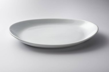 İzole boş beyaz oval plaka