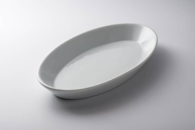 İzole boş beyaz oval plaka