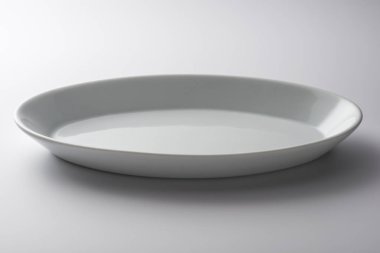 İzole boş beyaz oval plaka