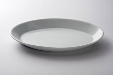 İzole boş beyaz oval plaka