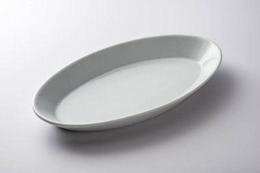 İzole boş beyaz oval plaka