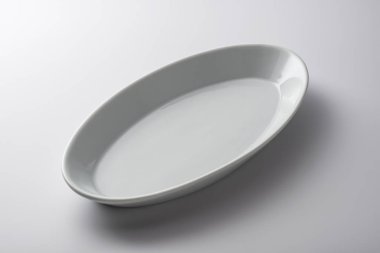 İzole boş beyaz oval plaka