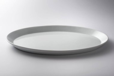 İzole boş beyaz oval plaka