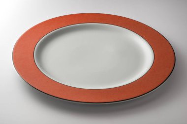 Turuncu renkli kenarlıklı yuvarlak düz plaka