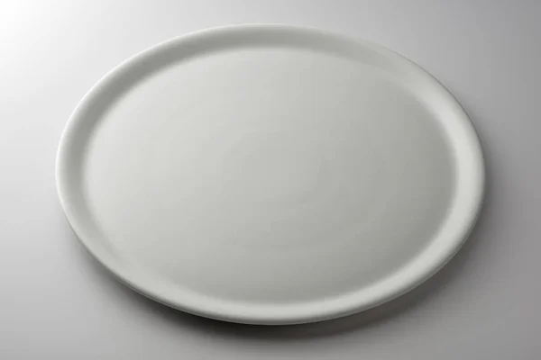 Круглая плоская тарелка для пиццы — стоковое фото