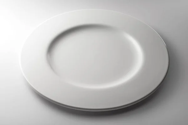 Kulatý bílý talíř s vysokou tloušťkou — Stock fotografie