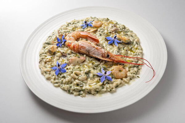 Блюдо из ризотто с креветками борща и морской капустой
