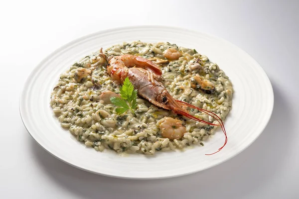 Prato Risotto com camarão e frutos do mar e salsa — Fotografia de Stock