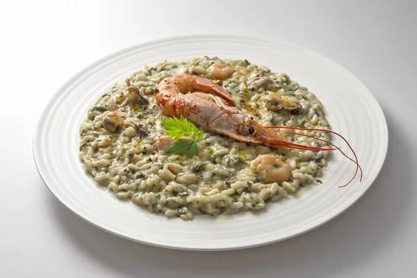 Prato Risotto com camarão e frutos do mar e salsa — Fotografia de Stock