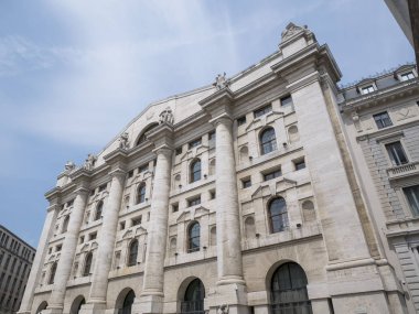 Milano iş meydanında Palazzo Mezzanotte