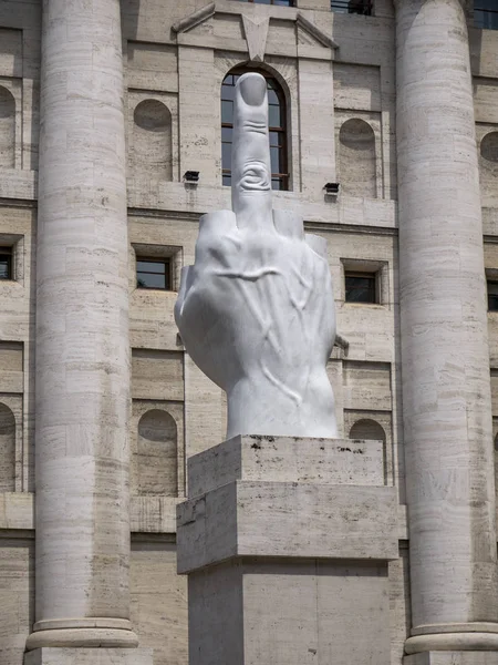 Långfingret skulptur och Palazzo MezzaNotte i Milan Business — Stockfoto