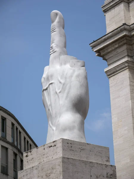 Långfingret skulptur och Palazzo MezzaNotte i Milan Business — Stockfoto