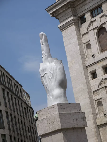 Rzeźba bliskiego palca i Palazzo Mezzanotte w Mediolanie biznesu — Zdjęcie stockowe